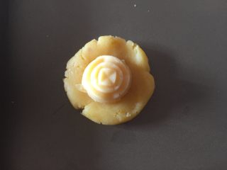 18、流心奶黄月饼,月饼制作:把流心馅从冷冻箱里拿出来,取20克左右的奶黄馅放入一个冷冻好的流心馅(可以提前先把奶黄馅都按每个20克左右搓圆)