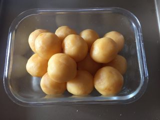 20、流心奶黄月饼,做好后重新盖上保鲜膜放入冰箱冷藏至少一个小时,再进行下一步操作