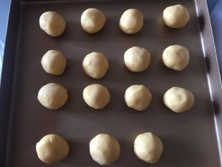 21、流心奶黄月饼,把饼皮拿出来同样分成每份约25克,搓圆待用