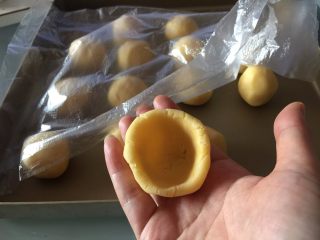22、流心奶黄月饼,拿出一份月饼皮,用大拇指转动捏出一个窝