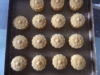 28、流心奶黄月饼,按压印出月饼的样子,再次盖上保鲜膜放入冰箱中冷冻约一个小时或以上