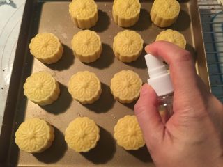 29、流心奶黄月饼,预热烤箱200度,然后把月饼冷冻得硬硬的拿出来后喷洒上一层雾水