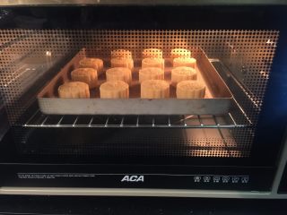 30、流心奶黄月饼,放入烤箱里烤5分钟,让月饼的样子稍作定型