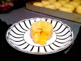 33、流心奶黄月饼,开吃