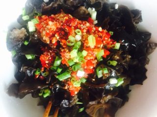 11、爽口木耳,将调好的料倒进木耳里，切点葱花