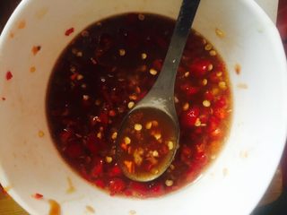 10、爽口木耳,搅拌一下，倒入一点开水！  烫一下