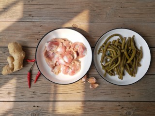 1、酸辣鸡胗,准备食材。