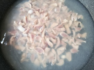 7、酸辣鸡胗,腌制好的鸡胗入开水焯1-2分钟。