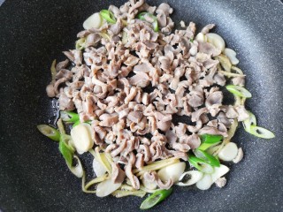 10、酸辣鸡胗,下入焯好的鸡胗。