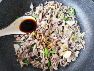 11、酸辣鸡胗,加一勺味极鲜酱油翻炒均匀。