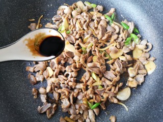 12、酸辣鸡胗,再加半勺老抽酱油翻炒上色。