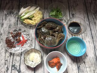 2、香辣蟹,把蟹用刷子刷干净,大葱切断、蒜切末、姜切片、小葱切丁、香菜切断