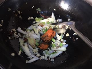 6、香辣蟹,放入火锅底料