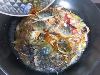 11、香辣蟹,大火烧开放入老抽、生抽、料酒