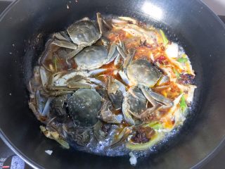 10、香辣蟹,放入螃蟹煮12分钟(大火煮开、中火煮5分钟、小火7分钟)