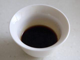 8、煲仔饭,9.焖的时候我们调个浇头，用生抽、老抽、蠔油、糖、盐和高汤调制。没有高汤可以用水加香油代替。