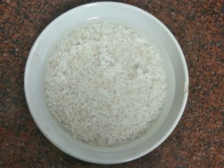 2、腊肠煲仔饭,大米淘洗净后加入水浸泡至少1个小时左右