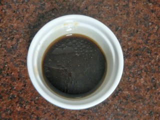 4、腊肠煲仔饭,往碗里放入酱油 蚝油  白砂糖  芝麻油  清水混合均匀这就是调味的酱汁