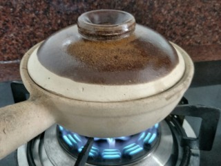 6、腊肠煲仔饭,盖上砂锅盖子，大火先煮一会后调小火大概1分钟