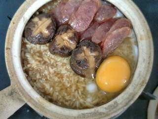 10、腊肠煲仔饭,磕一个鸡蛋