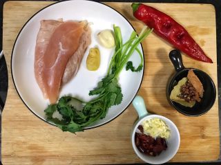 1、超满足便当（7）,手撕鸡备料 其实鸡大胸会更好 撕出来的肉会比较长一点