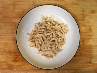 16、超满足便当（7）,把鸡胸肉顺着纹理开始撕扯吧！！