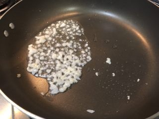 21、超满足便当（7）,锅内放油 爆香蒜末