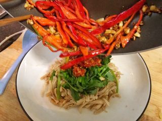 23、超满足便当（7）,热油淋到鸡肉丝上