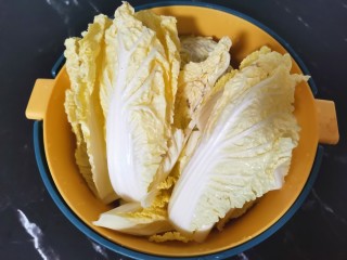 1、部队火锅,白菜清洗干净沥干水份