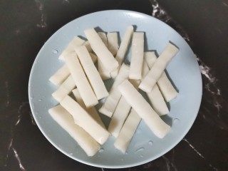 2、部队火锅,年糕掰成小条