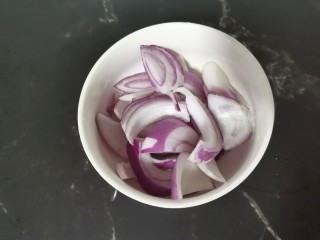 3、部队火锅,洋葱切丝