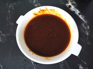 9、部队火锅,碗中加入辣酱，胡椒粉，生抽，蚝油，盐调成料汁