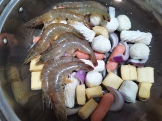 11、部队火锅,放入鲜虾