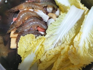 12、部队火锅,放入白菜