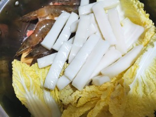 13、部队火锅,放入年糕