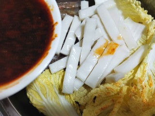 14、部队火锅,淋上料汁，倒入清水大火烧开