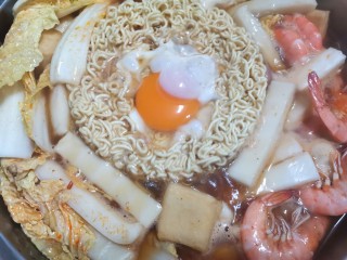 15、部队火锅,烧开放入辛拉面，打入一个鸡蛋再次烧开