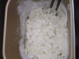 2、蟹壳黄烧饼,慢慢倒入开水（注意要边倒边搅拌）再倒入冷水，启动和面程序