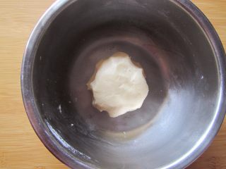 4、蟹壳黄烧饼,把猪油60克、面粉100克混合用手揉成面团成油酥，加盖保鲜膜备用
