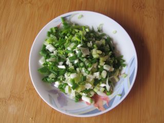 5、蟹壳黄烧饼,葱花、葱油、盐、白胡椒粉、鸡粉混合均匀