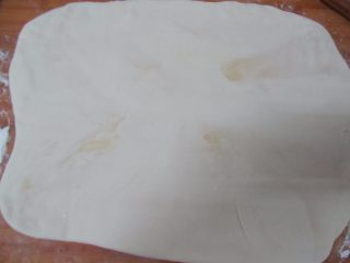 7、蟹壳黄烧饼,然后擀成长方形大片