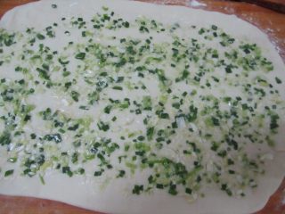 8、蟹壳黄烧饼,把葱花馅均匀涂在面皮上（最后的边不要涂）