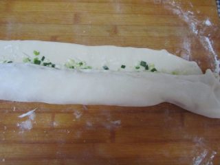 9、蟹壳黄烧饼,慢慢卷起，最后把封口捏紧。