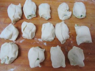 10、蟹壳黄烧饼,然后分割成大小一致的剂子