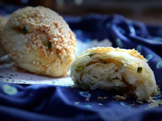 16、蟹壳黄烧饼,咬一块，既酥又脆，层层剥落，满口留香