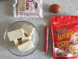 1、奶酪火腿虾膏,准备好材料