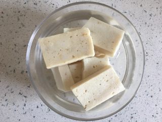 2、奶酪火腿虾膏,虾膏用水浸泡一会