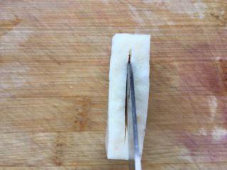 3、奶酪火腿虾膏,用刀在中间划一刀，千万不要划断