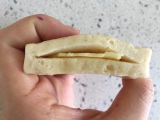 8、奶酪火腿虾膏,塞入奶酪