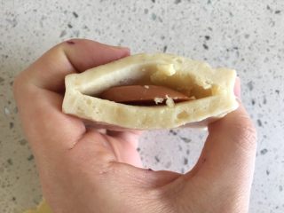 9、奶酪火腿虾膏,塞入火腿肠